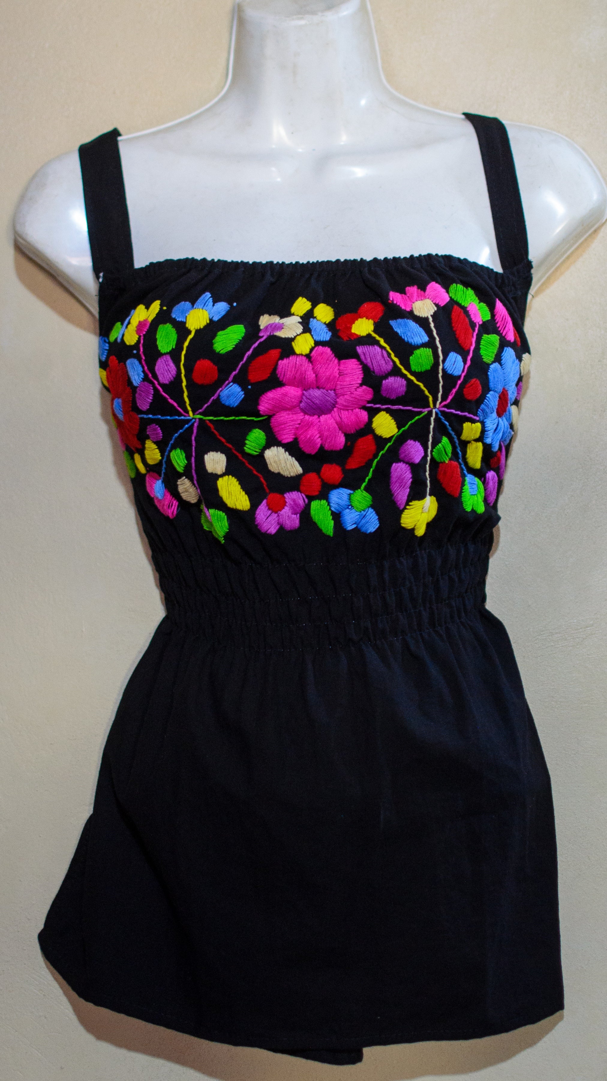 Blusa Camiseta artesanal bordada a mano para mujer | Mostaza y Negro – NAWI